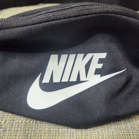 Nike Black Heritage Hip Fanny Pack Bag Waist Belt Buckle Crossbody Sling - Picture 5 of 11